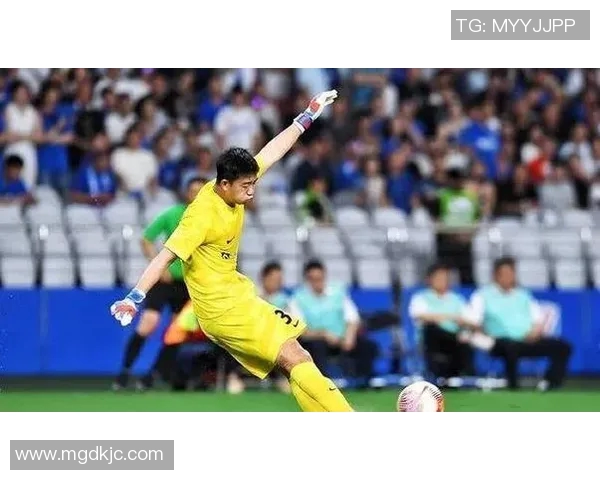 上海足球队团队协作引发热议球迷对战术配合与球员表现展开激烈讨论 上海足球队团队协作引发热议球迷对战术配合与球员表现展开激烈讨论