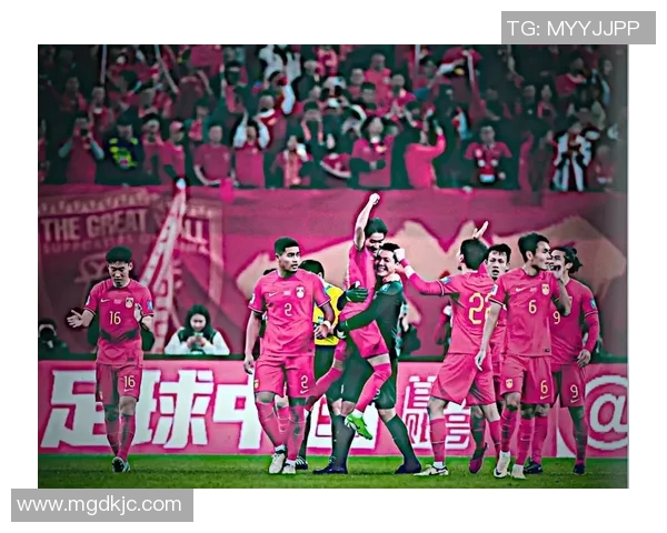 王大雷与足球明星同框合影展现运动激情与友谊的瞬间