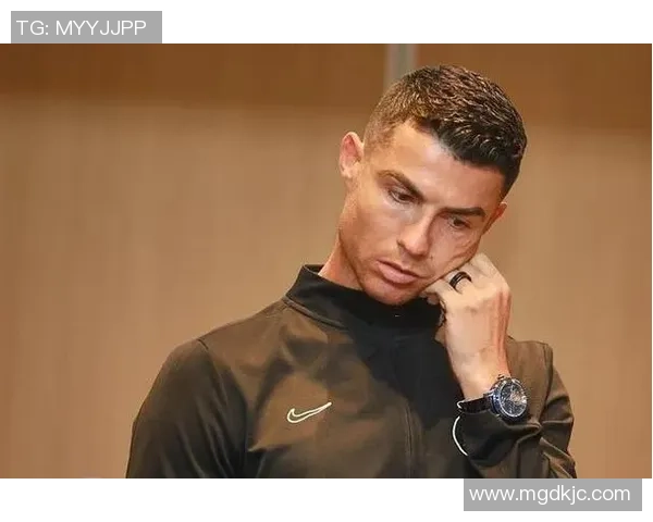 足球明星意外掏裤兜瞬间引发热议网友纷纷猜测背后故事揭秘